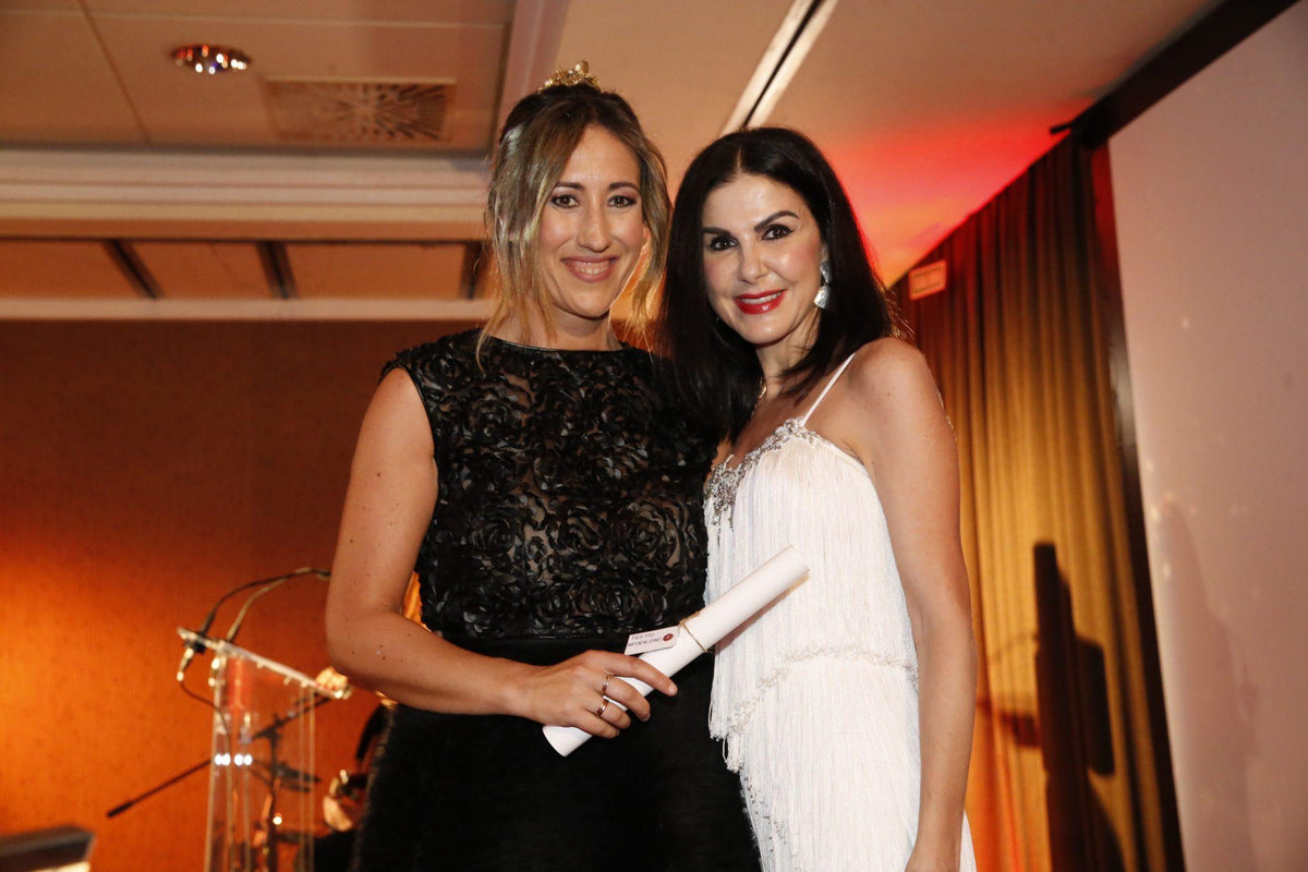 Yolanda Albelda entrega el Premio Naturalidad a Marta Darriba y recibe el de Elegante